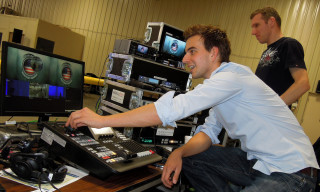 1. Kameramann Malte Ebers (TVN) und Broadcast Techniker Volker Baden (Video Data) beim Aufbau in Houston (USA)